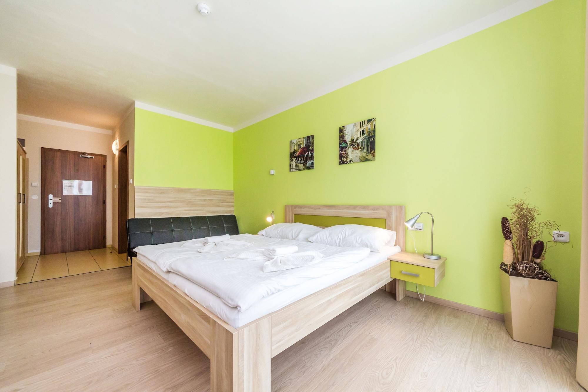 Nad Kralovnou Hotel & Restaurant Praag Buitenkant foto