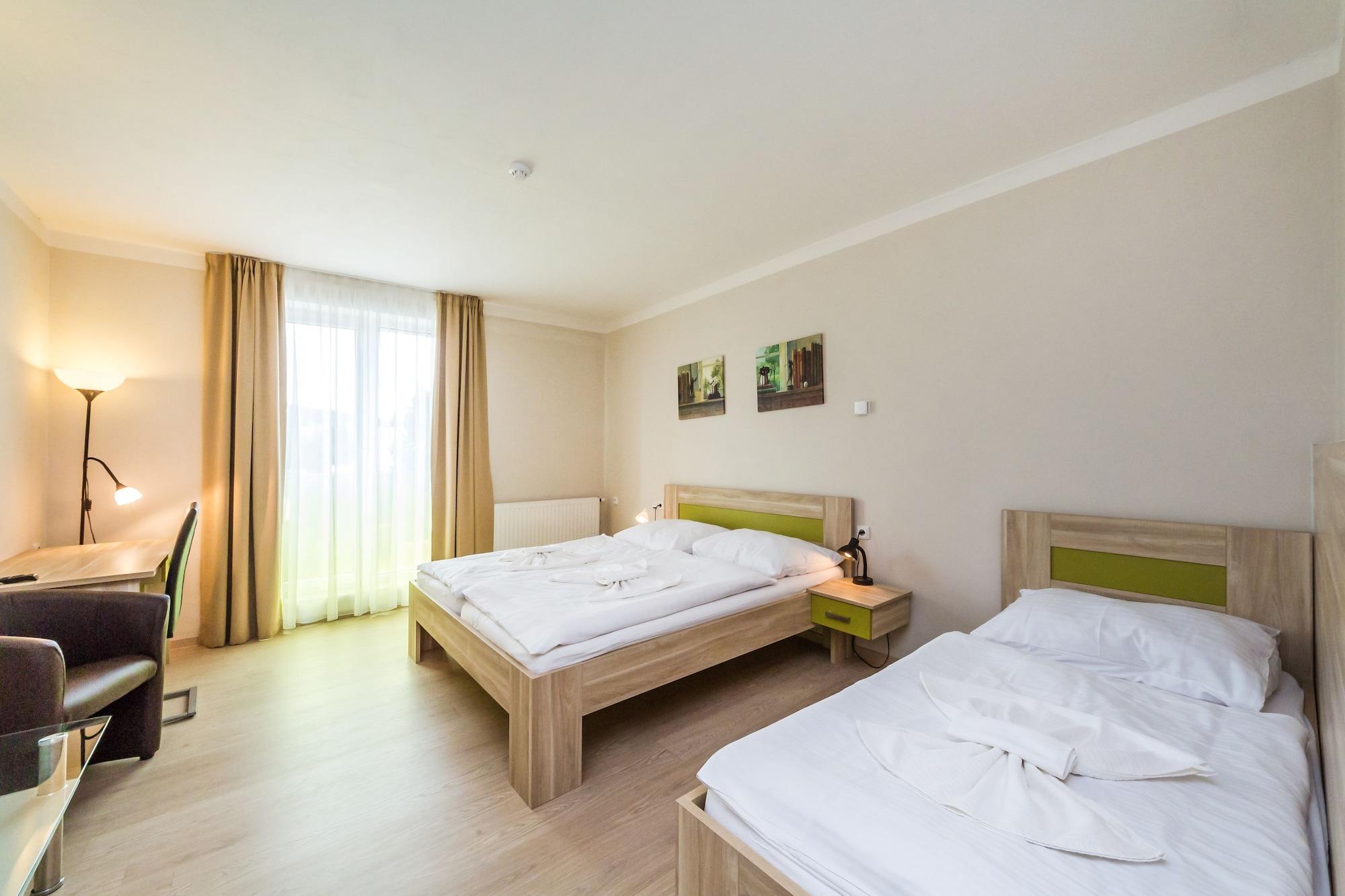 Nad Kralovnou Hotel & Restaurant Praag Buitenkant foto