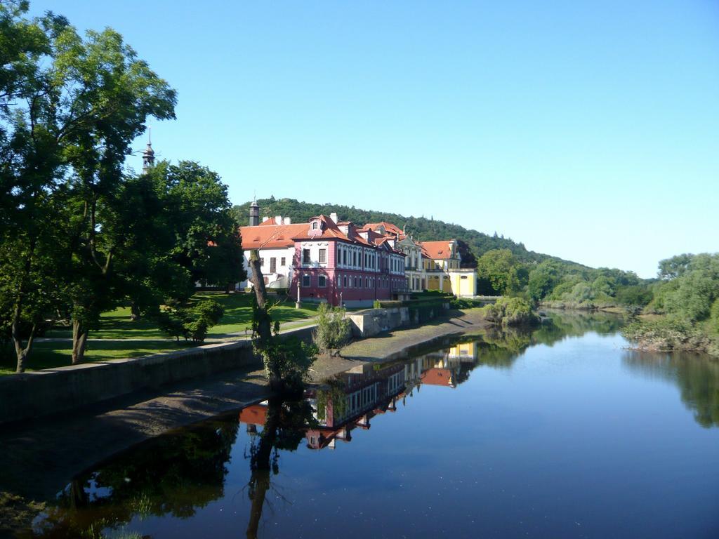 Nad Kralovnou Hotel & Restaurant Praag Buitenkant foto