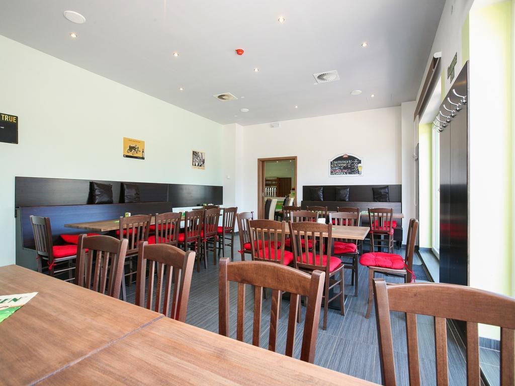 Nad Kralovnou Hotel & Restaurant Praag Buitenkant foto