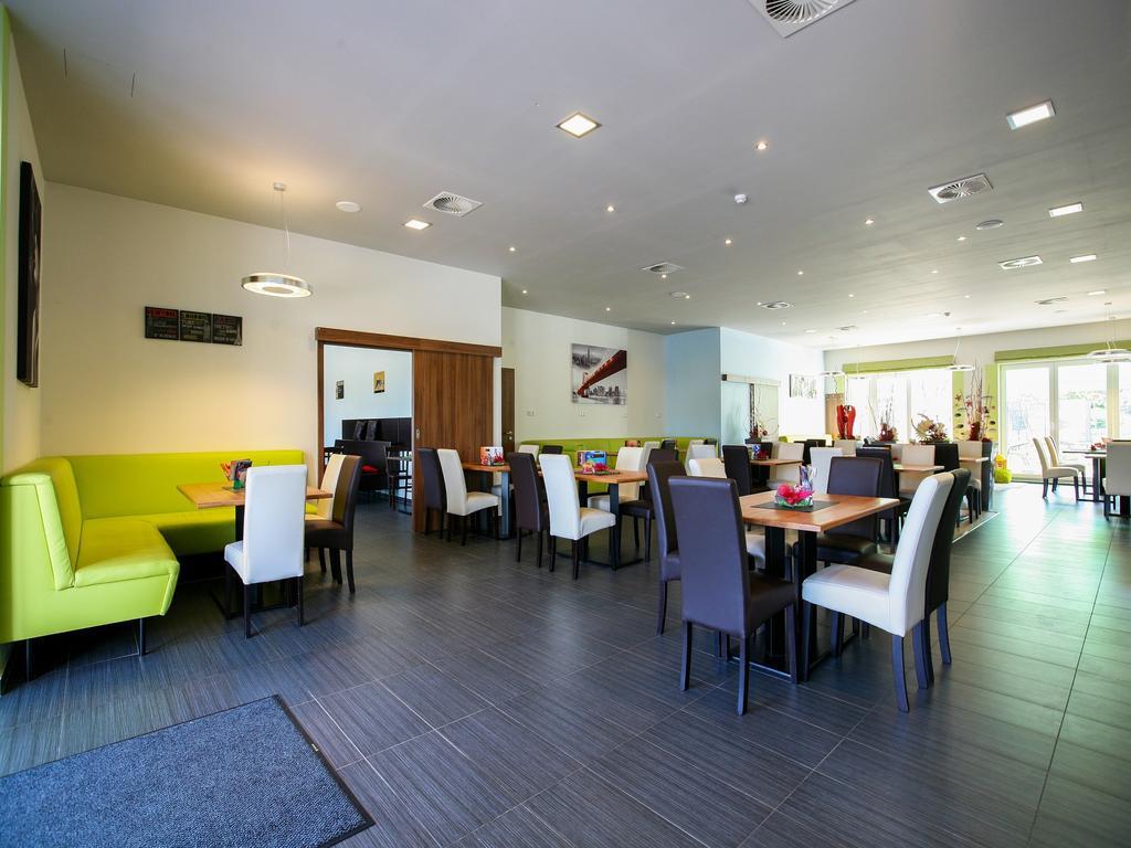Nad Kralovnou Hotel & Restaurant Praag Buitenkant foto