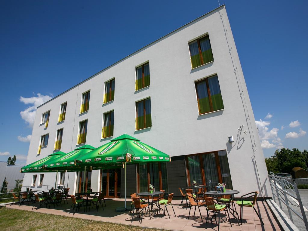 Nad Kralovnou Hotel & Restaurant Praag Buitenkant foto
