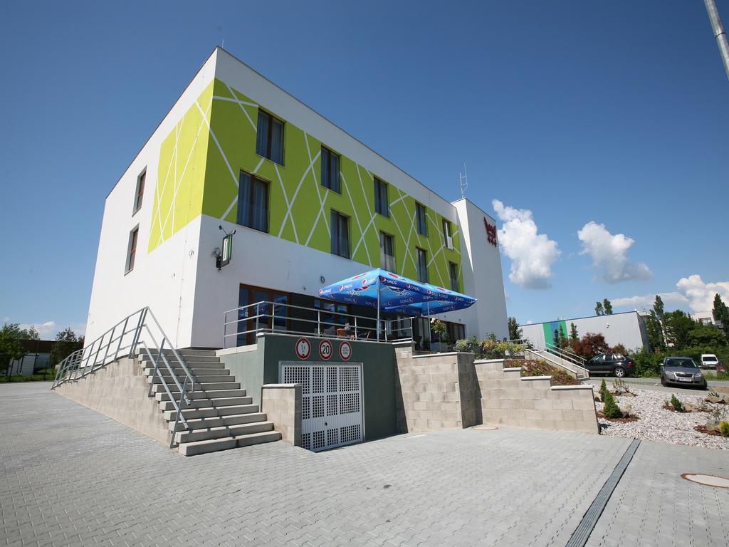 Nad Kralovnou Hotel & Restaurant Praag Buitenkant foto
