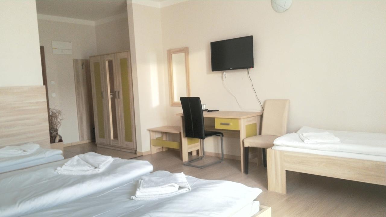 Nad Kralovnou Hotel & Restaurant Praag Buitenkant foto