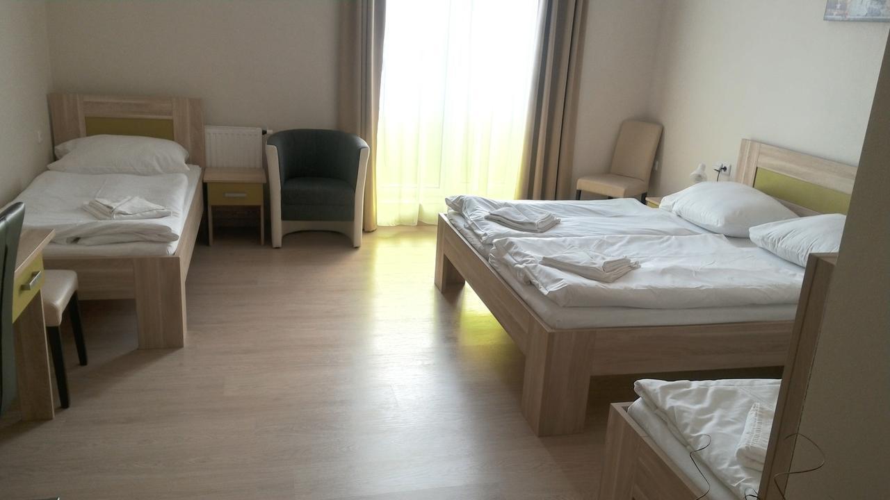 Nad Kralovnou Hotel & Restaurant Praag Buitenkant foto