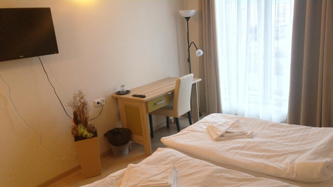 Nad Kralovnou Hotel & Restaurant Praag Buitenkant foto