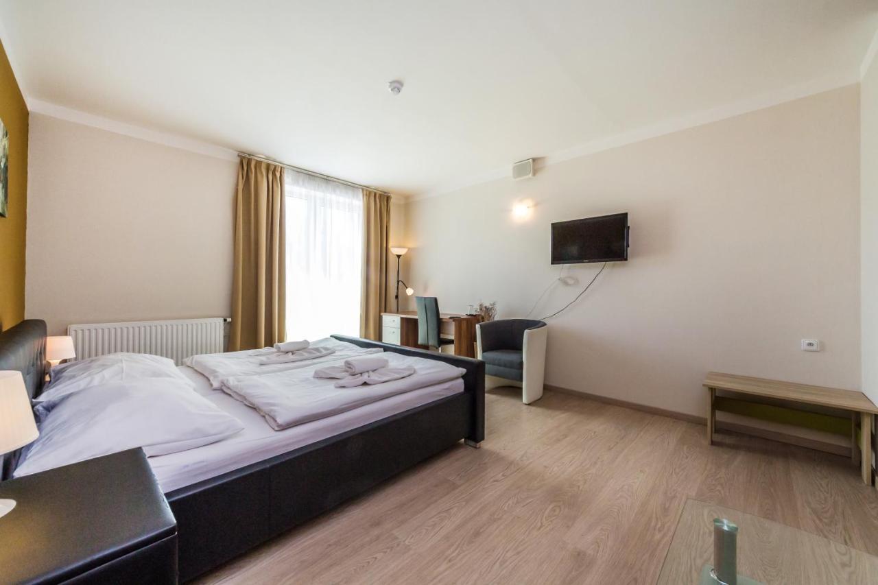 Nad Kralovnou Hotel & Restaurant Praag Buitenkant foto