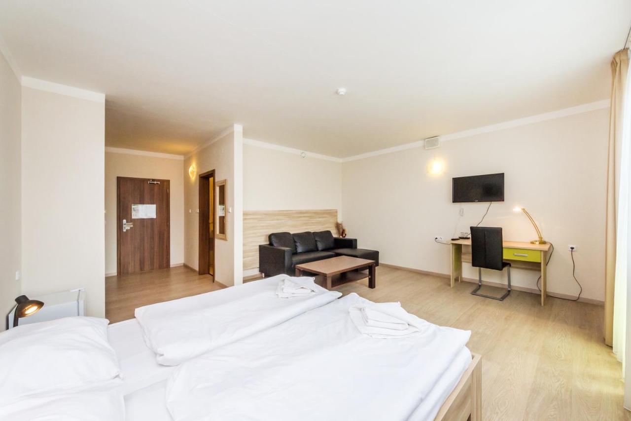 Nad Kralovnou Hotel & Restaurant Praag Buitenkant foto